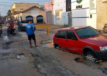 Carro fica atolado em buraco provocado por vazamento de água no Norte do Piauí